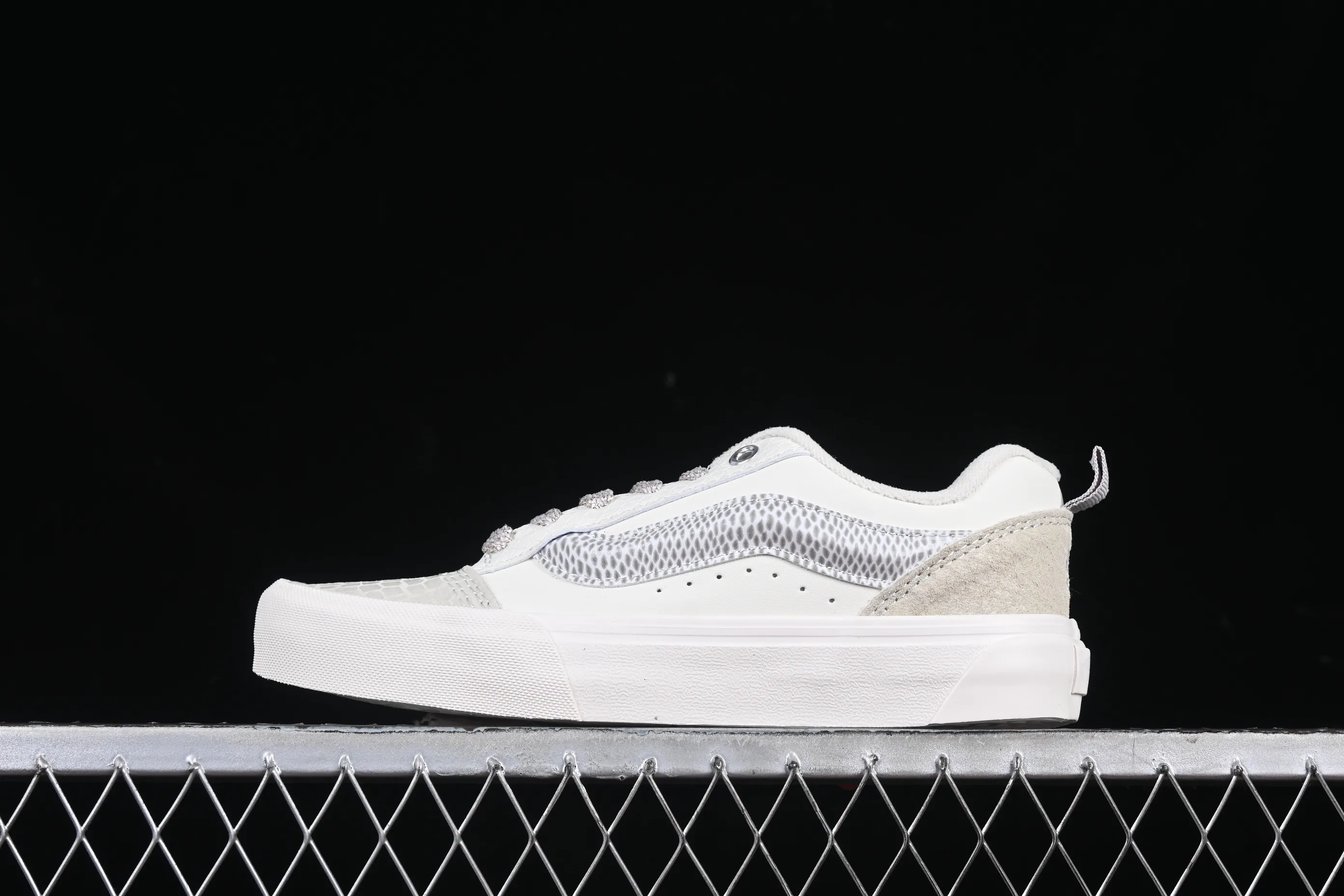 All categories Vans Vans series Vans Low Vans low-top Vans Classics Knu Skool Vr3 Vans official Year of the Snake limited bread shoes VN0009QCSNK